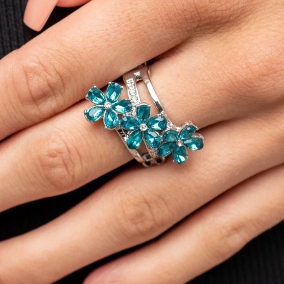 3/$15 🌟 🆕Paparazzi: Posh Petals - Blue Ring - Picture 1 of 3